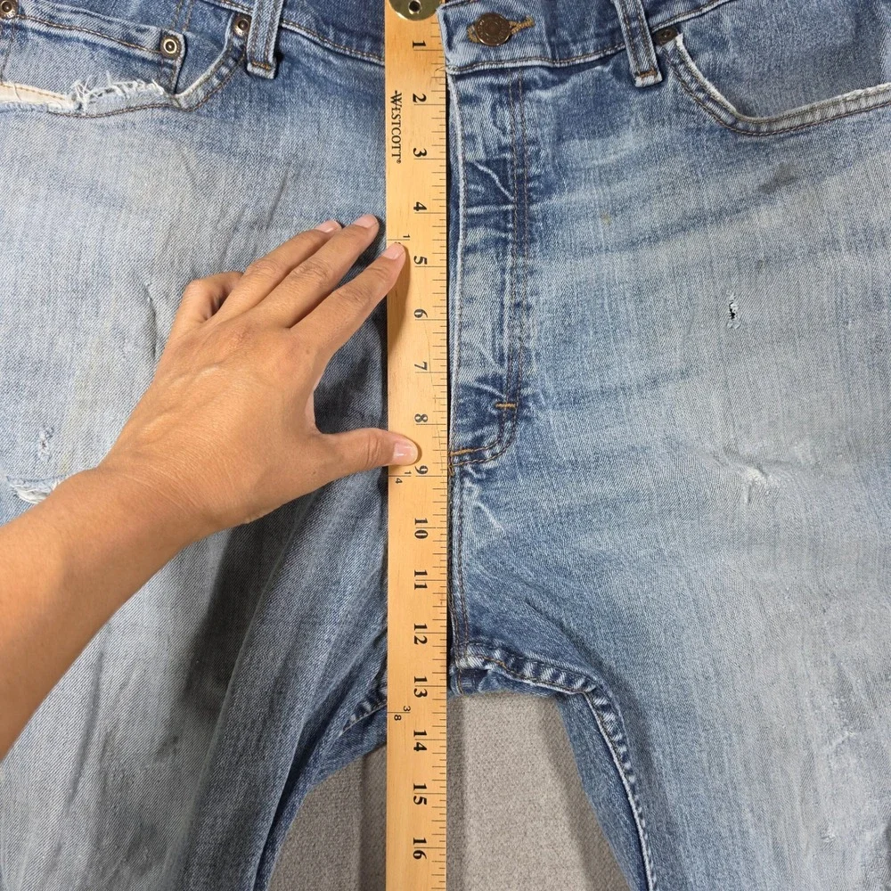 Wrangler Jeans Mens 38x32 Light Wash Relaxed Fit Distressed Denim 97FXWXD
